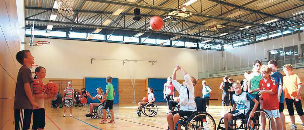 Erschwerte Bedingungen. Viel Kraft und Geschick ist notwendig, um den Ball vom Rolli aus in den Korb zu befördern.