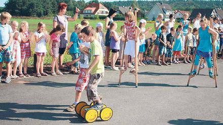Grund zur Freude: Schulkinder nahmen die Straße gestern in Besitz.