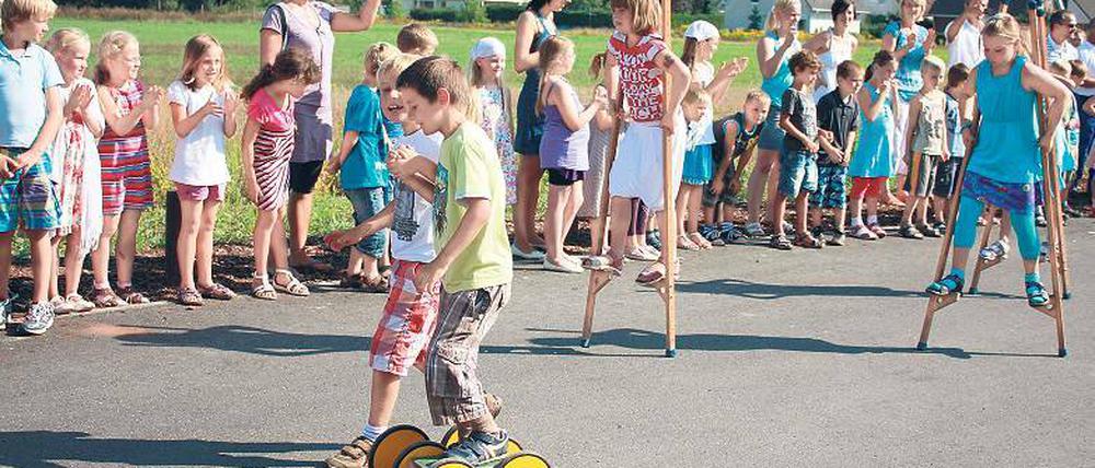 Grund zur Freude: Schulkinder nahmen die Straße gestern in Besitz.