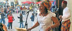 Heiße Rhythmen im kühlen Potsdam. Die Potsdamer ließen sich vom ersten Afrikafest am Brandenburger Tor gern anlocken.