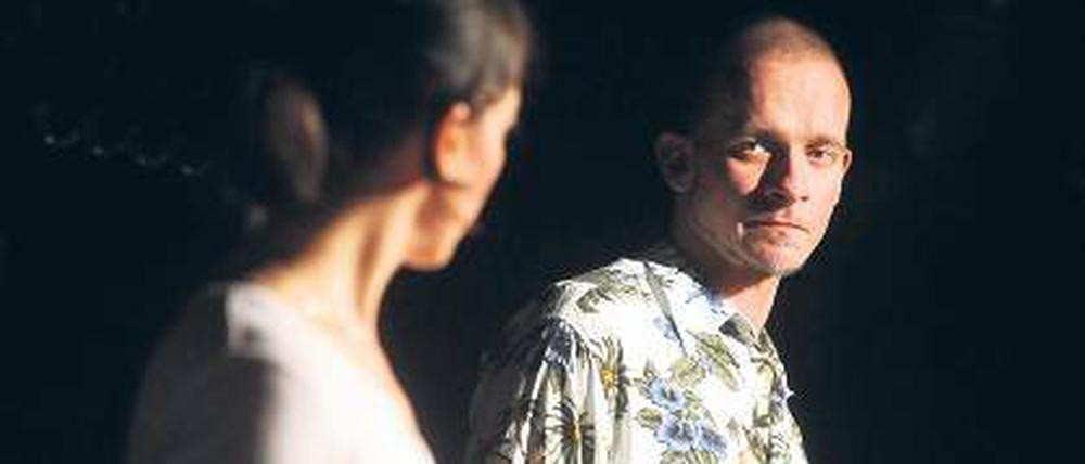 Nur noch Erinnerung an ein alltägliches Glück. Bob Schäfer als Soldat Sven mit seiner Frau Anna, gespielt von Irene Ossa Moyzes.