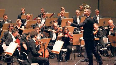 So jubelt das Geburtstagskind. Die Musiker der Kammerakademie Potsdam mit ihrem Dirigenten Antonello Manacorda am Freitag im Nikolaisaal, wo das zehnjährige Jubiläum des Orchesters gefeiert wurde.