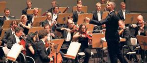 So jubelt das Geburtstagskind. Die Musiker der Kammerakademie Potsdam mit ihrem Dirigenten Antonello Manacorda am Freitag im Nikolaisaal, wo das zehnjährige Jubiläum des Orchesters gefeiert wurde.