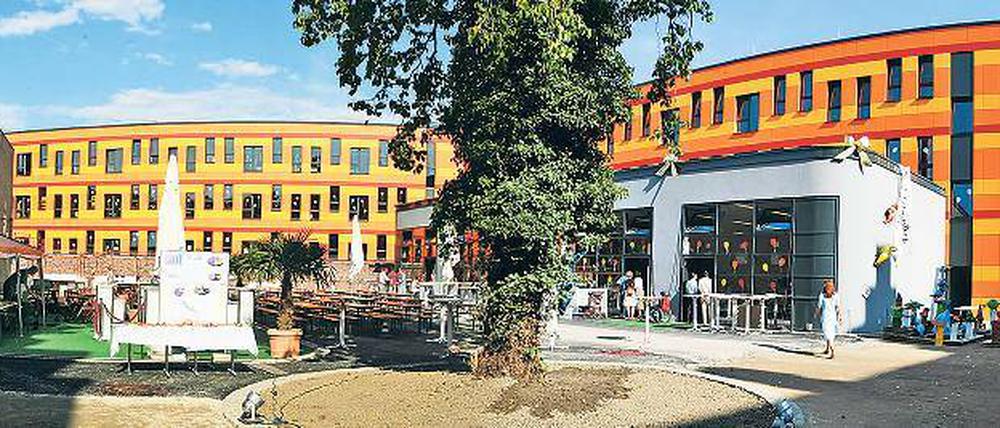 Farbenfrohes Lernen. Von außen präsentiert sich die neue Oberlinschule in Babelsberg in rot, orange und gelb. Im Inneren finden sich die Ampelfarben wieder: rot, gelb und grün – auf jeder Etage eine. Gestern wurde der Neubau eingeweiht.