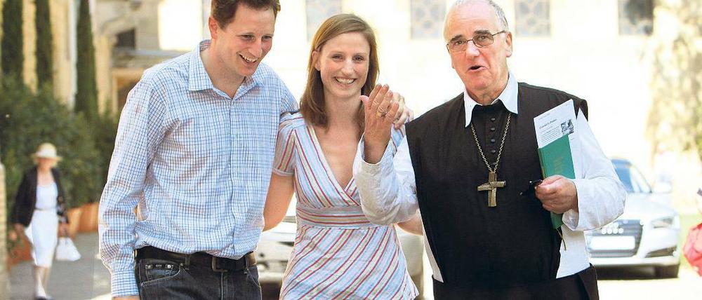Generalprobe am Freitag. Das Brautpaar mit dem katholischen Pfarrer Henckel von Donnersmarck an der Friedenskirche.