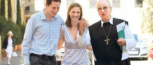 Generalprobe am Freitag. Das Brautpaar mit dem katholischen Pfarrer Henckel von Donnersmarck an der Friedenskirche.