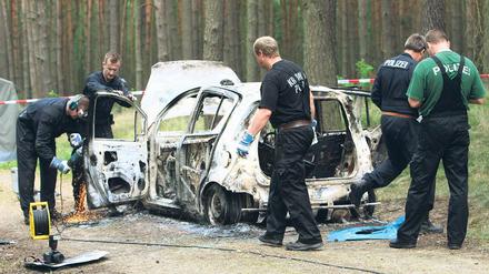 Zweifelhaft. Wenige Tage nach dem Fund der beiden Mädchenleichen in dem verbrannten Auto behauptete deren Vater Peter R., die Tragödie sei Folge eines Unfalls gewesen. Nach dem Test zum geschilderten Hergang sind die Ermittler jetzt „ziemlich skeptisch“.