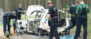 Zweifelhaft. Wenige Tage nach dem Fund der beiden Mädchenleichen in dem verbrannten Auto behauptete deren Vater Peter R., die Tragödie sei Folge eines Unfalls gewesen. Nach dem Test zum geschilderten Hergang sind die Ermittler jetzt „ziemlich skeptisch“.