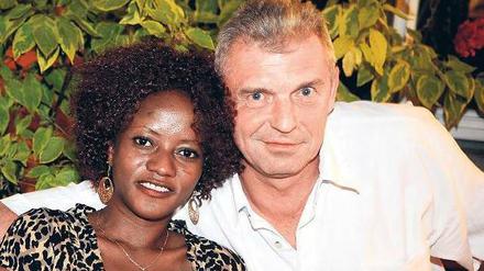 Getraut. Babelsbergs Trainer Dietmar Demuth musste nach Dänemark reisen, um seine ghanaische Lebensgefährtin Ethel-Ami zu heiraten. In Deutschland legte man ihnen Steine in den Weg.