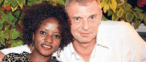 Getraut. Babelsbergs Trainer Dietmar Demuth musste nach Dänemark reisen, um seine ghanaische Lebensgefährtin Ethel-Ami zu heiraten. In Deutschland legte man ihnen Steine in den Weg.