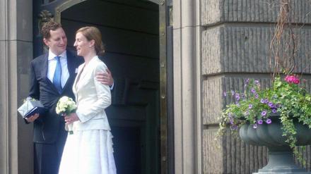 Georg Friedrich Prinz von Preußen und Sophie Prinzessin von Isenburg am Donnerstag in Potsdam vor dem Standesamt im Stadthaus. Der 35-Jährige gab seiner Braut im kleinen Kreis das Ja-Wort.