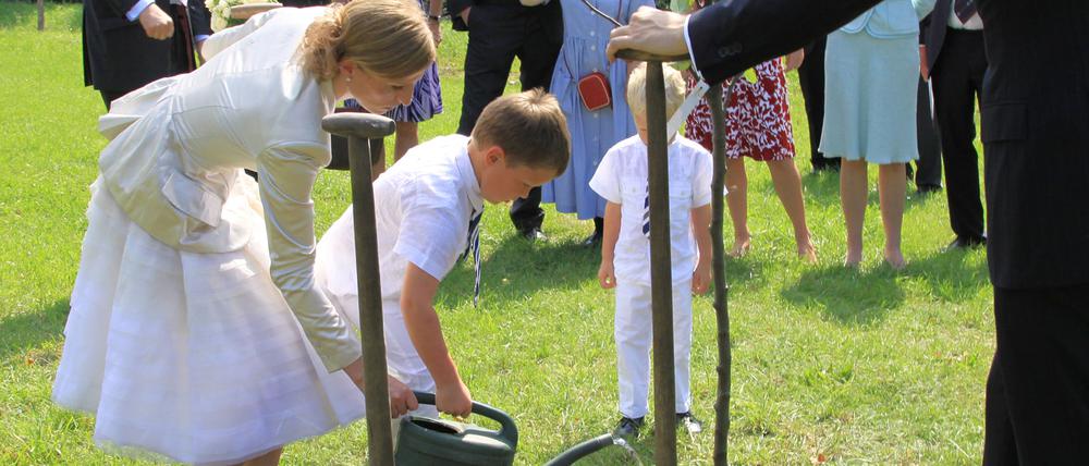 Gelöst und glücklich wirkten Georg Friedrich Prinz von Preußen und Sophie, die nun ebenfalls den Namen Preußen trägt, als sie kurz vor 13 Uhr am Weinberg vorfuhren ...