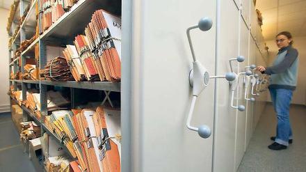 Das Archiv vergisst nicht. In den Akten von Stasi-Opfern ist belastendes Material gefunden worden. Wie der RBB berichtete, wird der Gewerkschaftsboss Andreas Schuster von der Stasi-Unterlagenbehörde nun offiziell als inoffizieller Mitarbeiter (IM) eingestuft.