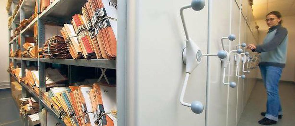 Das Archiv vergisst nicht. In den Akten von Stasi-Opfern ist belastendes Material gefunden worden. Wie der RBB berichtete, wird der Gewerkschaftsboss Andreas Schuster von der Stasi-Unterlagenbehörde nun offiziell als inoffizieller Mitarbeiter (IM) eingestuft.