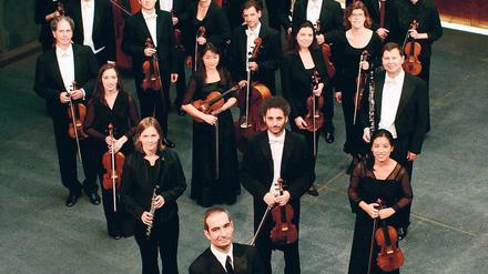 Zukunftsorientierte Gemeinschaft. Die Musiker der Kammerakademie Potsdam mit ihrem künstlerischen Leiter Antonello Manacorda (v.)