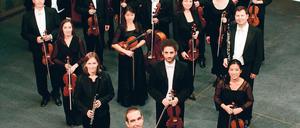 Zukunftsorientierte Gemeinschaft. Die Musiker der Kammerakademie Potsdam mit ihrem künstlerischen Leiter Antonello Manacorda (v.)
