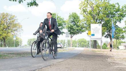 Auf einem geborgten Rad. Minister Vogelsänger weihte gestern den neuen Radweg zwischen Grube und Bornim ein.