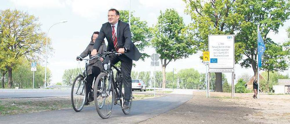Auf einem geborgten Rad. Minister Vogelsänger weihte gestern den neuen Radweg zwischen Grube und Bornim ein.