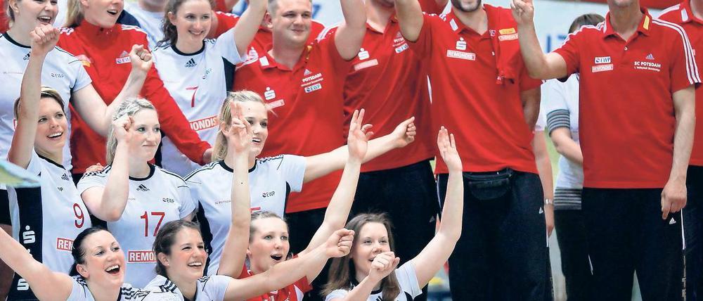 Freude pur. Das Team des Volleyball-Bundesligisten SC Potsdam freute sich am Samstag nach dem 3:1 gegen Wiesbaden über die vorzeitige Sicherung des Klassenerhalts.