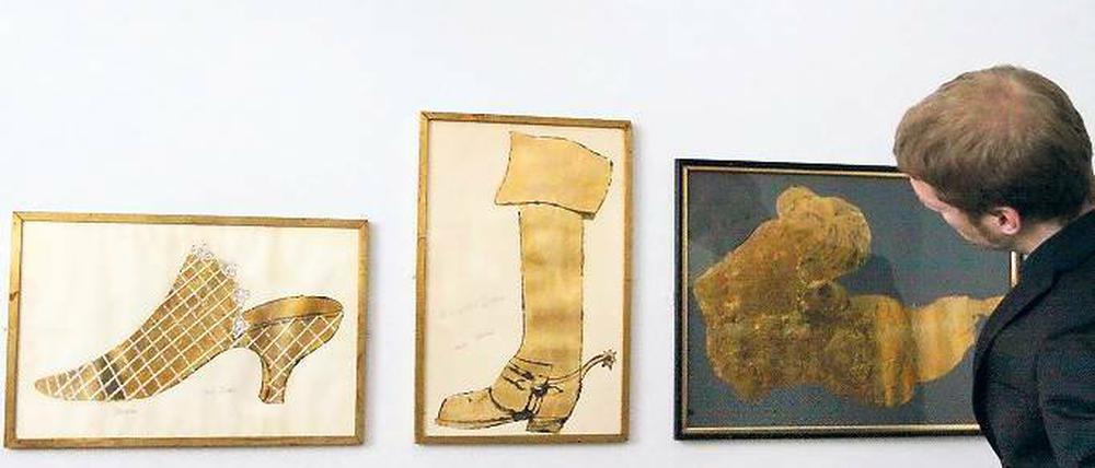 Das soll von Warhol sein? Arbeiten aus den frühen Jahren des Künstlers Andy Warhol in der Ausstellung in der Villa Schöningen.