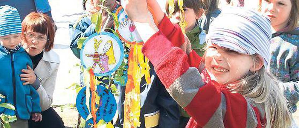 „Jeden Tag Sonne“. Ein gepflanzter Apfelbaum wurde zum Wunschbaum für die Kinder.