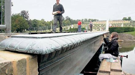Anstrich für das Gusseisen. Die Tritonenbrücke im Park Sanssouci, über die der Weg zur Großen Fontäne und zum Weinberg führt, wird derzeit restauriert. Sie erhält einen Anstrich in platinierter Bronze.