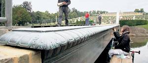 Anstrich für das Gusseisen. Die Tritonenbrücke im Park Sanssouci, über die der Weg zur Großen Fontäne und zum Weinberg führt, wird derzeit restauriert. Sie erhält einen Anstrich in platinierter Bronze.