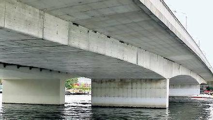 Streitobjekt Humboldtbrücke. Bereits die Sanierung der ersten Hälfte hatte enorme Mehrkosten verursacht und den damaligen Fachbereichsleiter für Grün- und Verkehrsflächen seinen Job gekostet. Um eine möglichst hohe Förderung zu bekommen, hat die Bauverwaltung bislang auf Zeit gespielt.
