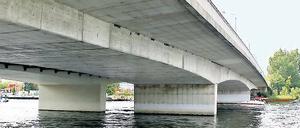 Streitobjekt Humboldtbrücke. Bereits die Sanierung der ersten Hälfte hatte enorme Mehrkosten verursacht und den damaligen Fachbereichsleiter für Grün- und Verkehrsflächen seinen Job gekostet. Um eine möglichst hohe Förderung zu bekommen, hat die Bauverwaltung bislang auf Zeit gespielt.