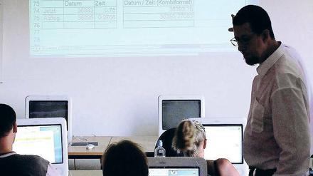 Informationsgesellschafter. Dokumentare recherchieren Informationen, legen Datenbanken an und entwerfen Webauftritte. Den Studiengang „Information und Dokumentation“ an der Fachhochschule Potsdam soll es ab 2012 so nicht mehr geben.