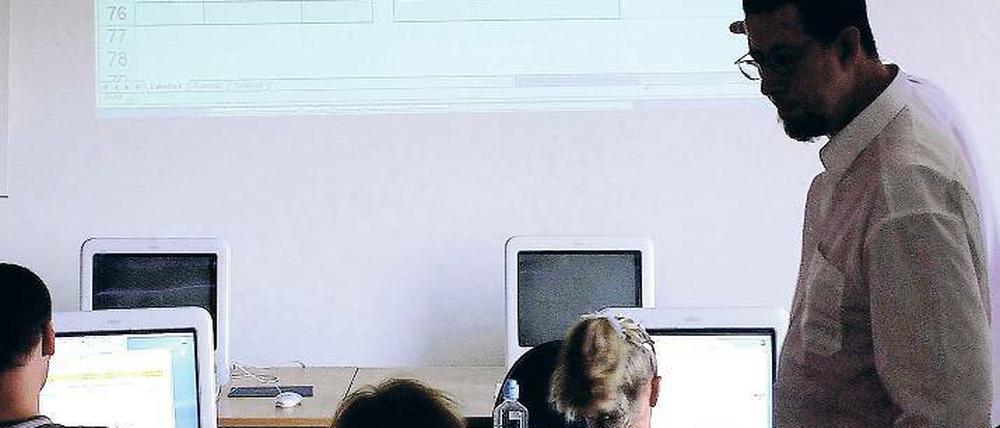 Informationsgesellschafter. Dokumentare recherchieren Informationen, legen Datenbanken an und entwerfen Webauftritte. Den Studiengang „Information und Dokumentation“ an der Fachhochschule Potsdam soll es ab 2012 so nicht mehr geben.