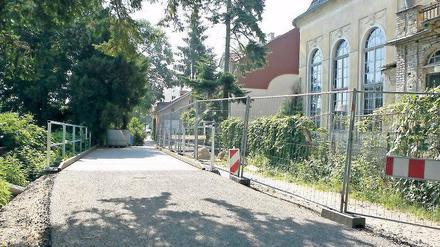 Schutz. Eine Behelfsbrücke sichert den Eiskeller der Gutmann-Villa (r.).