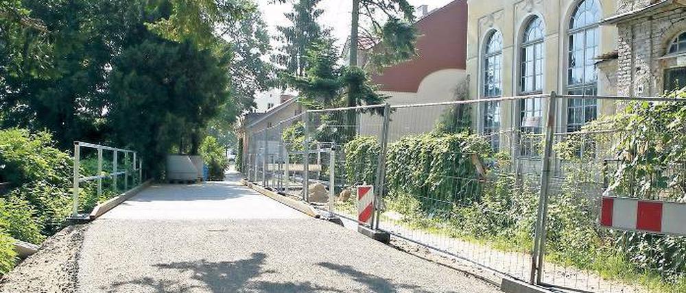 Schutz. Eine Behelfsbrücke sichert den Eiskeller der Gutmann-Villa (r.).