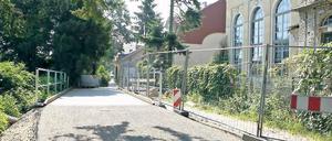 Schutz. Eine Behelfsbrücke sichert den Eiskeller der Gutmann-Villa (r.).