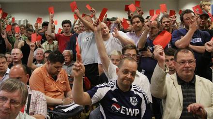 Entschlossen. Die Mitglieder des SV Babelsberg 03 ringen um die Zukunft des Vereins. Auf der Versammlung am Dienstagabend reagierten sie gespalten auf das Rettungsangebot einer Bank.