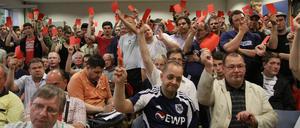 Entschlossen. Die Mitglieder des SV Babelsberg 03 ringen um die Zukunft des Vereins. Auf der Versammlung am Dienstagabend reagierten sie gespalten auf das Rettungsangebot einer Bank.