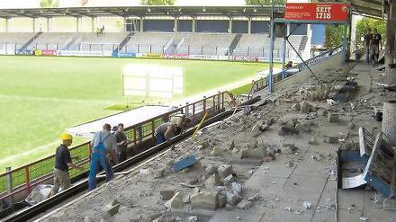 Ein Trümmerfeld. Während gestern Nachmittag auf der Haupttribüne im Karl-Liebknecht-Stadion weiter fleißig gewerkelt wurde, herrschte nebenan in der Geschäftsstelle des SVB gespenstische Stille.