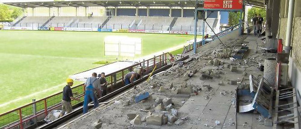 Ein Trümmerfeld. Während gestern Nachmittag auf der Haupttribüne im Karl-Liebknecht-Stadion weiter fleißig gewerkelt wurde, herrschte nebenan in der Geschäftsstelle des SVB gespenstische Stille.