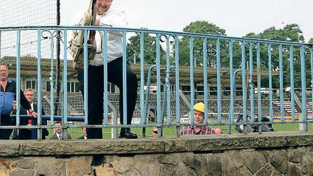 Flexibler Macher. Rainer Speer (SPD) hat beim Umbau des Stadions des SV Babelsberg 03 selbst Hand angelegt. Links im Hintergrund steht Frank Marczinek  einer der Akteure beim Krampnitz-Geschäft, für das Speer als Finanzminister verantwortlich war.