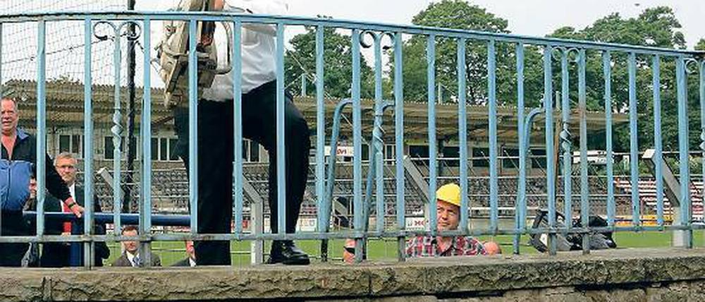 Flexibler Macher. Rainer Speer (SPD) hat beim Umbau des Stadions des SV Babelsberg 03 selbst Hand angelegt. Links im Hintergrund steht Frank Marczinek  einer der Akteure beim Krampnitz-Geschäft, für das Speer als Finanzminister verantwortlich war.