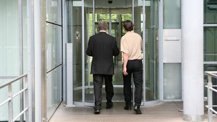 Ein letztes Mal. Ex-Stadtwerkechef Peter Paffhausen und Prokurist Ralf Zeretzke wenden sich ab, während Jann Jakobs versucht die Vorgänge zu erklären.