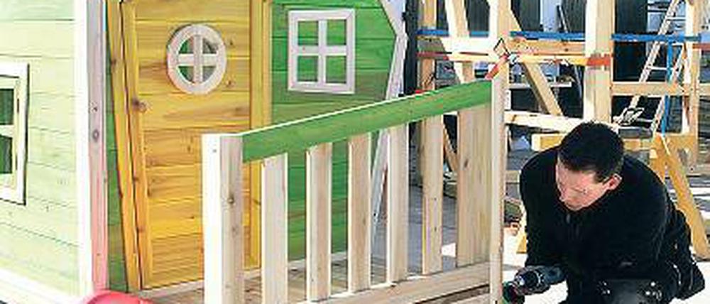 Kreatives aus Holz. Die Holzfachzentrum Potsdam GmbH präsentiert auf der PotsdamBau nicht nur Baustoffe, sondern auch eigene Produkte wie dieses Kinderspielhaus.