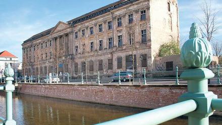 Schönheit im Dornröschenschlaf: Das Brocksche Haus in der Yorckstraße wurde im Jahr 1770 für den Glasschleifer Brockes gebaut. Auffallend ist die repräsentative Fassade bei sehr geringer Raumtiefe. Überlegt wird dem Vernehmen nach eine Nutzung als Hotel.