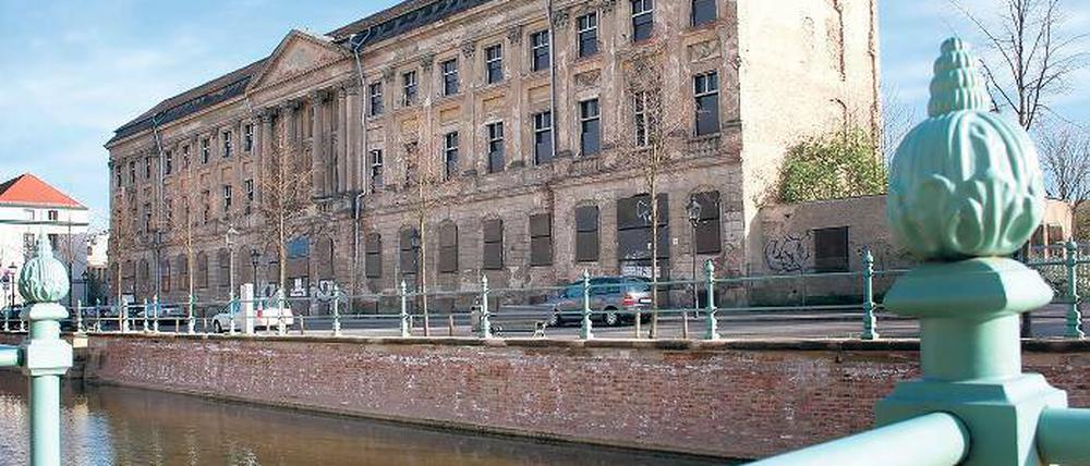 Schönheit im Dornröschenschlaf: Das Brocksche Haus in der Yorckstraße wurde im Jahr 1770 für den Glasschleifer Brockes gebaut. Auffallend ist die repräsentative Fassade bei sehr geringer Raumtiefe. Überlegt wird dem Vernehmen nach eine Nutzung als Hotel.