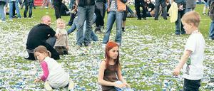 Her mit der Meisterschale. Babelsbergs Mannschaftskapitän Marian Unger stemmte die Trophäe am Samstag in die Höhe (oben), ehe Matthias Rudolph (l.) und Patrick Moritz (oben rechts) sowie Björn Laars mit Gattin Katrin und Sohn Bjarke (unten links) mit ihr posierten. Auch Erfolgscoach Dietmar Demuth (unten Mitte) - hier mit Fans beim Fotografieren  genoss das Bad in der Menge, während das Meisterschafts-Konfetti zum begehrten Sammelobjekt mancher Zuschauer wurde (unten rechts).