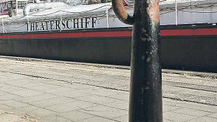 Der Anker wird gelichtet. Das Theaterschiff soll von der Alten Fahrt an den Tiefen See ziehen.