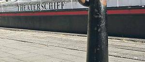Der Anker wird gelichtet. Das Theaterschiff soll von der Alten Fahrt an den Tiefen See ziehen.