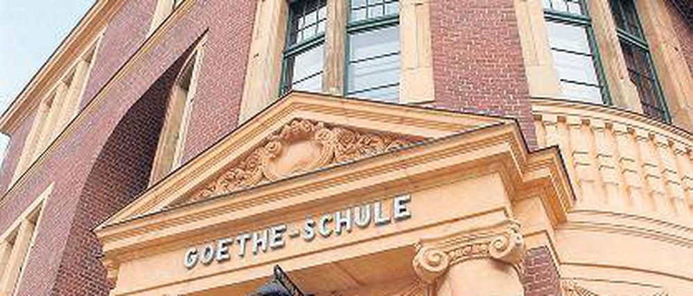 Verschlossen. Der Eingang der Goethe-Gesamtschule bleibt für Gymnasiasten vorerst verschlossen. Wie es weitergeht, darüber diskutiert heute die Schulkonferenz.