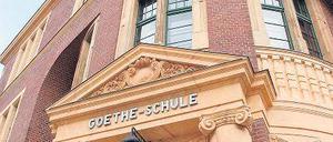 Verschlossen. Der Eingang der Goethe-Gesamtschule bleibt für Gymnasiasten vorerst verschlossen. Wie es weitergeht, darüber diskutiert heute die Schulkonferenz.