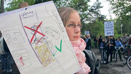 Protest auch von den Jüngsten. Die Groß Glienickerin Hanna demonstrierte gestern mit ihrem Vater und rund 80 weiteren Anwohnern für einen freien Uferweg am See.